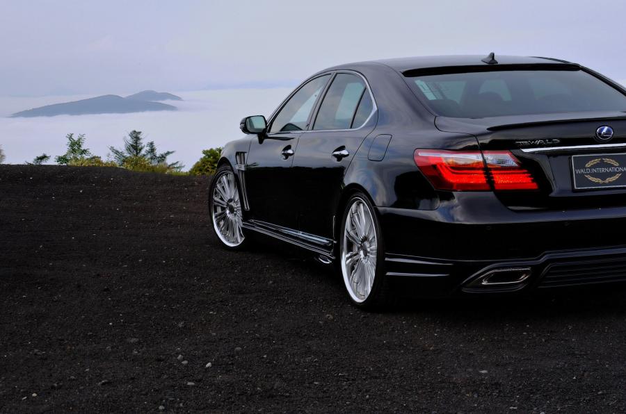  Lexus LS600h Executive Line by Wald 2010 года  (фото 61 из 81)